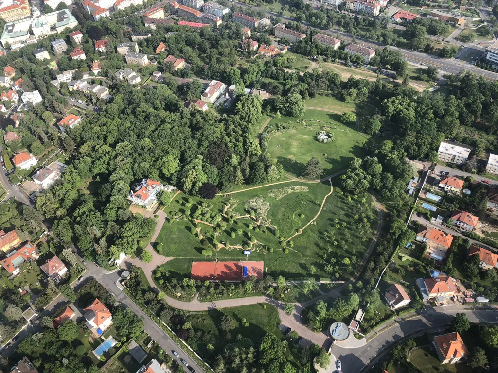 Pohled ze vzducholodě nad Prahou