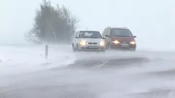 Sníh a vítr komplikuje silniční dopravu