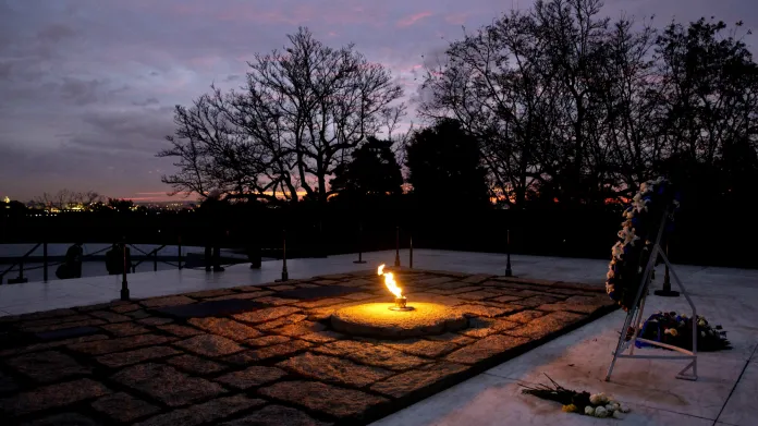 Vzpomínka na Kennedyho na Arlingtonském hřbitově