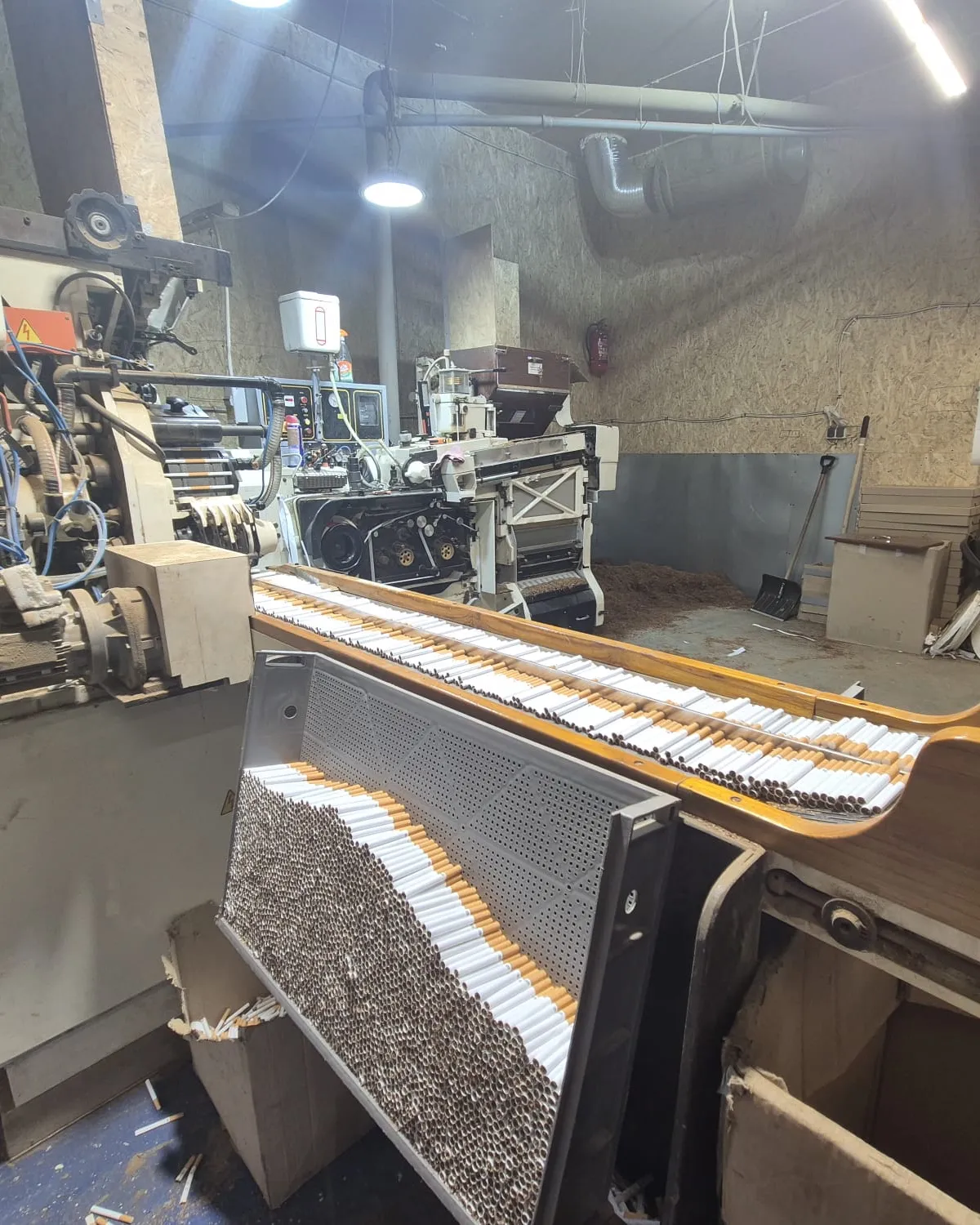 32 tun tabáku a 15 milionů cigaret. Celníci odhalili výrobnu