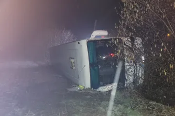 Devět lidí včetně sedmi dětí se zranilo při nehodě autobusu na Frýdecko-Místecku