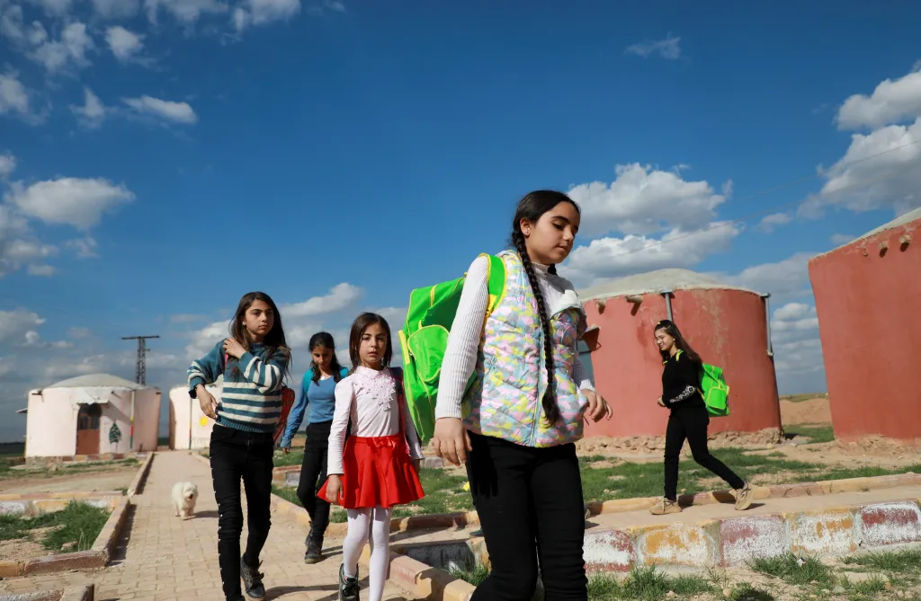 Dívky dochází do místní základní školy. Tu navštěvují do šestého ročníku a po dostudování mohou navštěvovat jiné školy v okolních komunitách