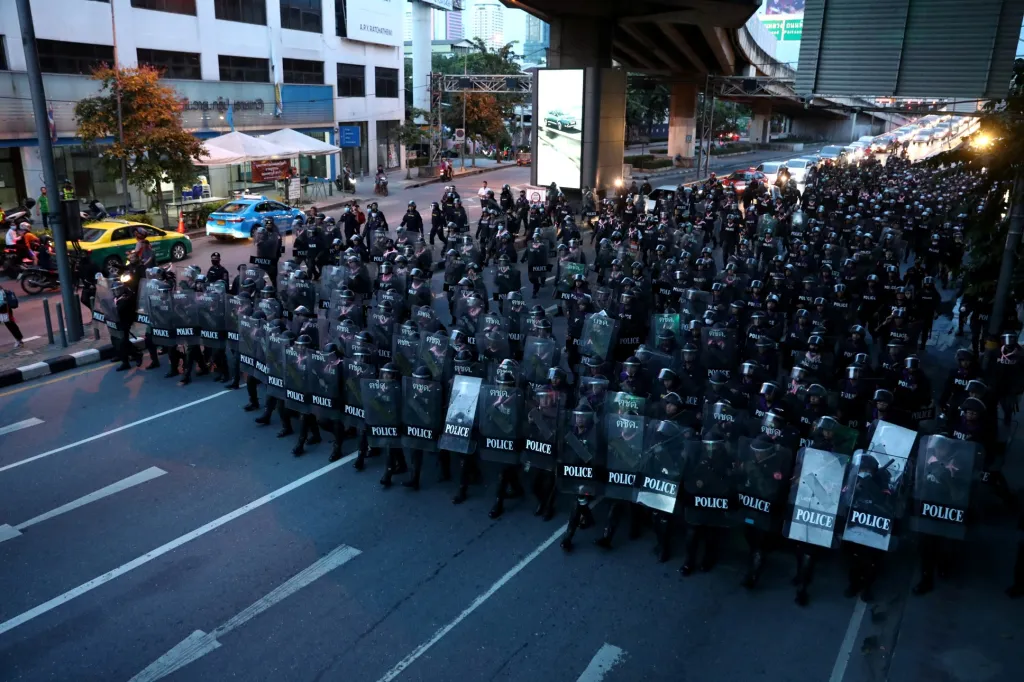 Thajci jsou znovu v ulicích. Protivládních demonstrací se účastní stále větší počet lidí