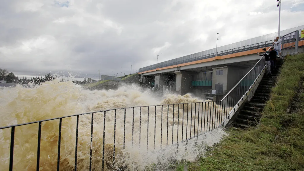 Rozvodněná polská řeka Nysa Klodzka u vodní elektrárny Glebinow