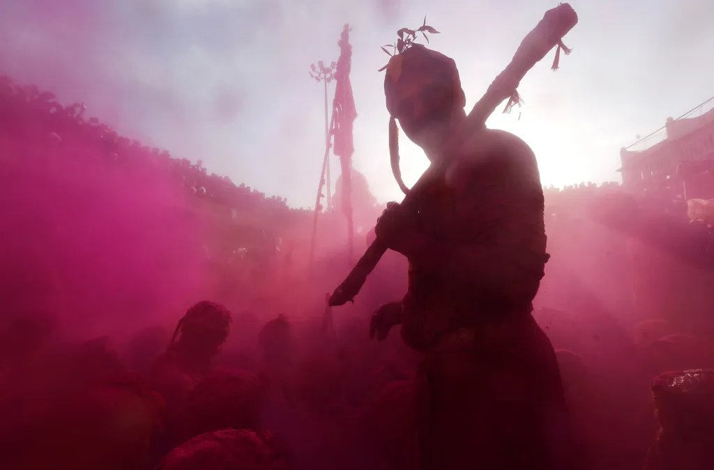 Oslava hinduistického svátku barev Hólí v indické vesnici Nandgaon