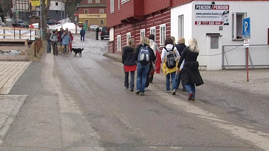 Turisté v Peci pod Sněžkou
