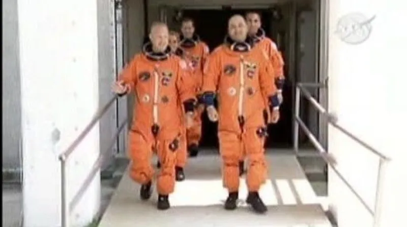 Endeavour stále čeká na odpalovací rampě