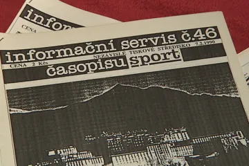 Na první svobodné noviny se stály fronty. Po Praze je rozvážely stovky taxikářů