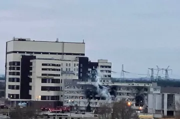 Ruští vojáci získali kontrolu nad Záporožskou jadernou elektrárnou. Po útoku v areálu hořelo