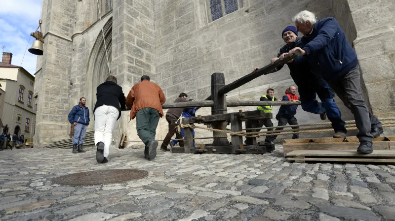 Zdvihání zvonu v Kutné Hoře