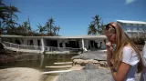 Obyvatelka v Islamorada Key prohlíží dům zničený hurikánem Irma