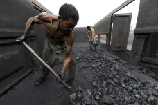 Po důlním neštěstí v Číně zůstává 49 pohřešovaných, pátrání pozastavil další sesuv