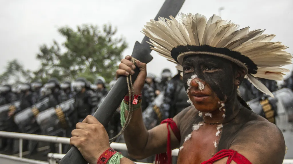 Indiáni se bouří proti stavbě Belo Monte