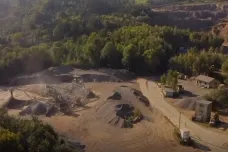 Lidi na Svitavsku trápí špína a prach z kamenolomu. Kraj přispěje na novou myčku pro kamiony
