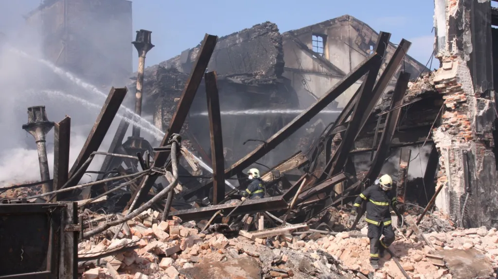 Požár výrobny plastů v Chropyni - zásah těžké techniky