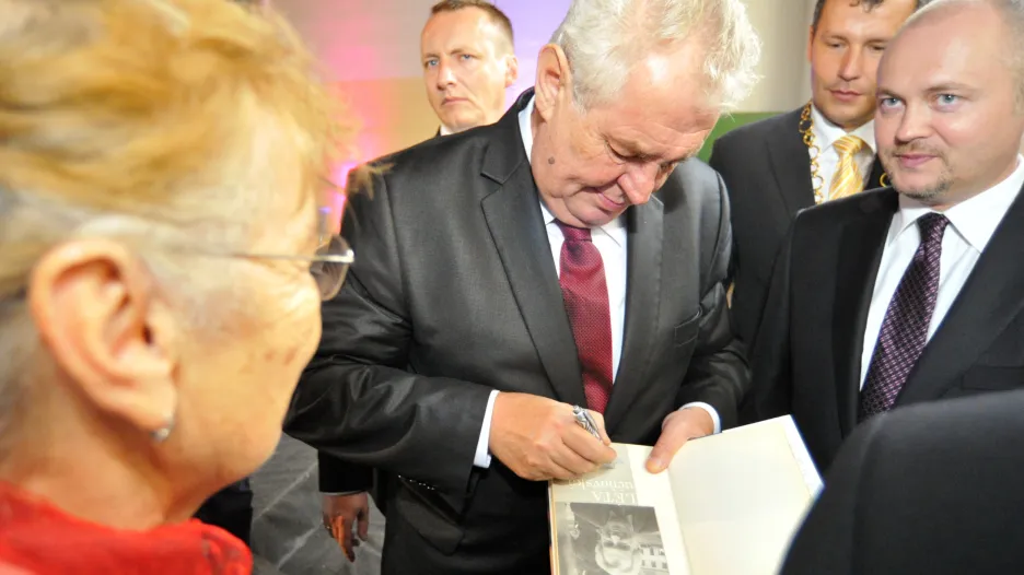 Miloš Zeman podepisuje svou knihu