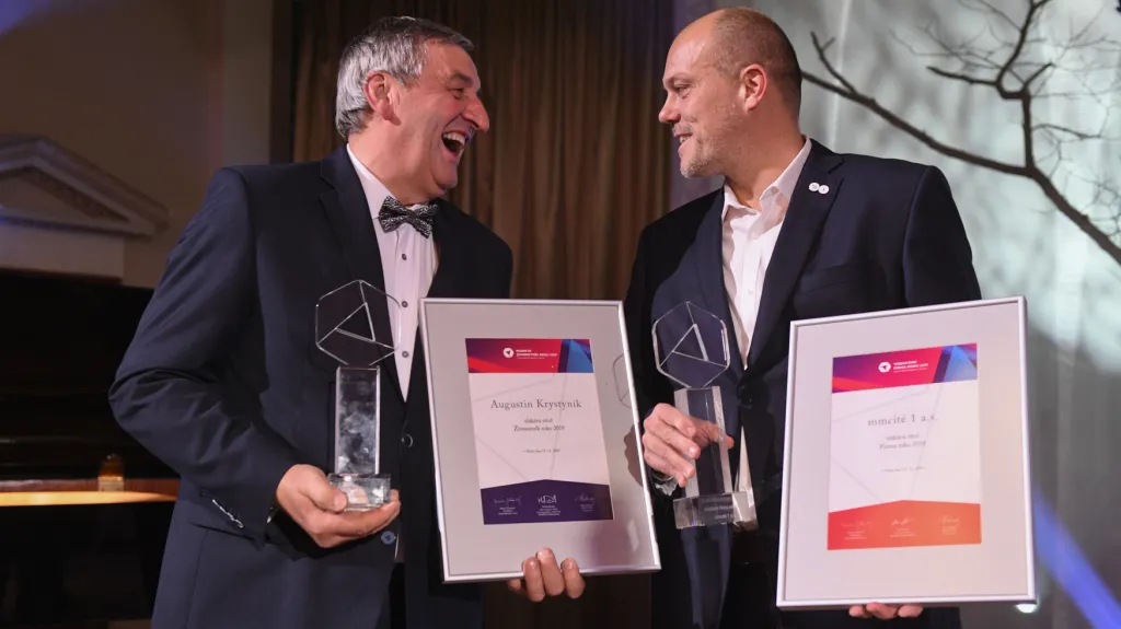 Aleš Bakoš z bílovecké společnosti mmcité1 (vpravo) a kolář Augustin Krystyník