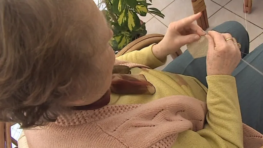 Marta Petrášová plete ročně až sto obvazů