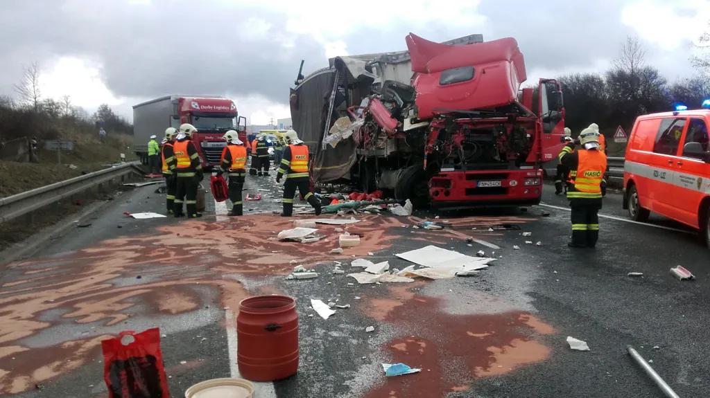 Nehoda čtyř kamionů na D1