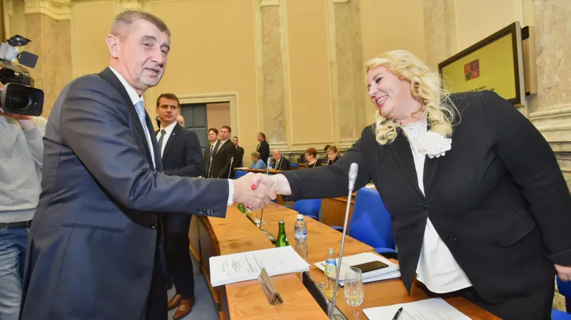 Premiér Andrej Babiš se zdraví s ministryní pro místní rozvoj Klárou Dostálovou