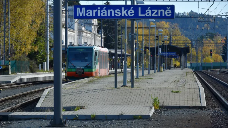 Dnes to není již nic výjimečného, ale když z Mariánských Lázní do Karlových Varů začal jezdit soukromý dopravce, bylo to zjevení. Šlo o jednu z prvních soutěží, ve kterých neuspěly ČD, zvítězil tehdejší Viamont (dnes GW Train Regio)