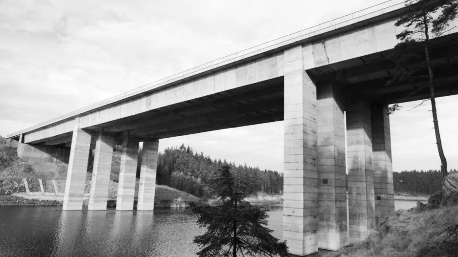 Hvězdonický most si vybrala ČTK v roce 1980 jako symbol dokončené dálnice Praha–Brno–Bratislava. Po celých 317 kilometrech se začalo jezdit 7. listopadu toho roku