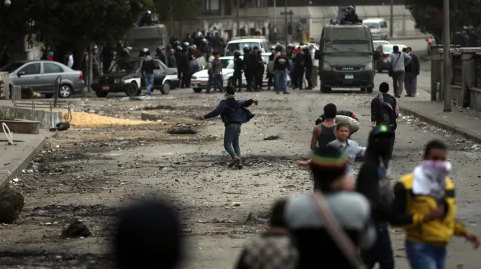 Demonstranti v Káhiře hází kameny na zasahující policisty