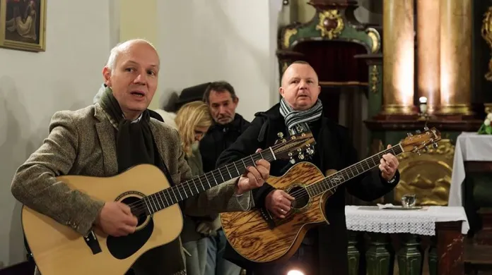 Pavel Fischer na mši v kostele Nejsvětější trojice v Praze