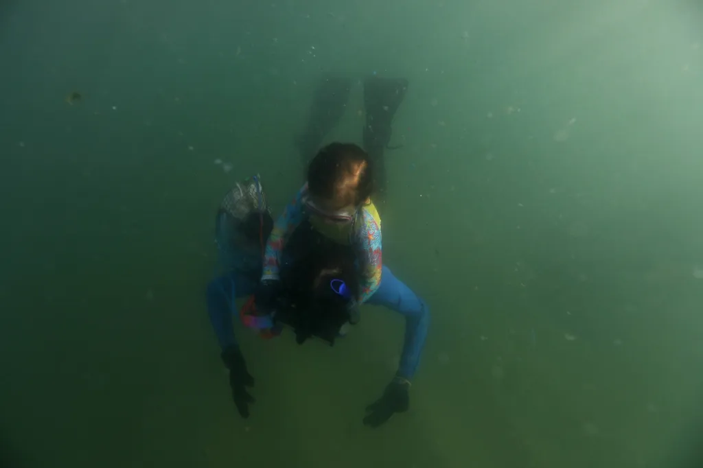 Malá ekoložka Nina Gomesová se potápí se svým otcem v zálivu Guanabara v Riu de Janeiro