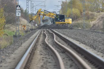Nad neposedným svahem u Karlových Varů budou opět jezdit vlaky. Železničáři ale chystají další výluku