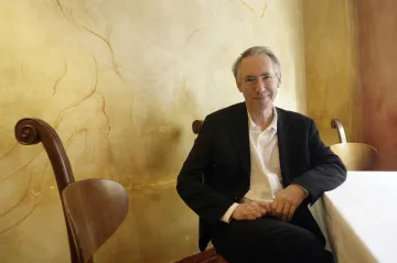 Recenze: Myslete na děti! Zdrženlivě perverzní polibek od McEwana