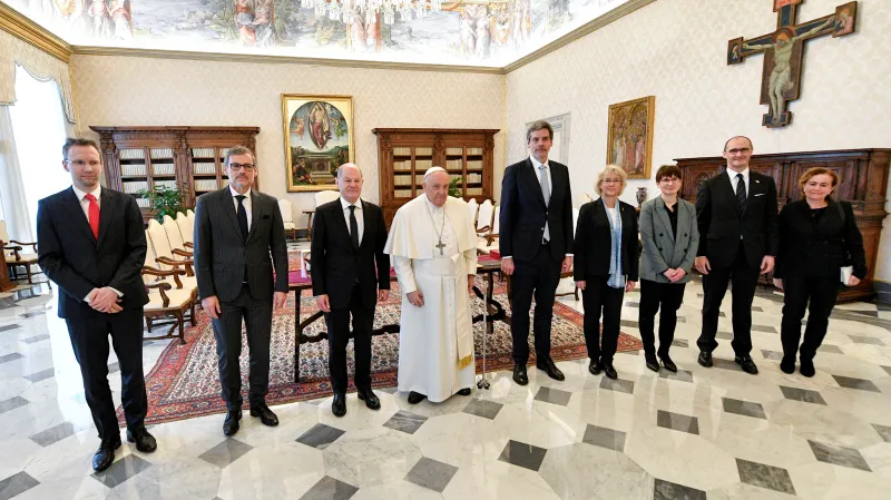 Německý kancléř Olaf Scholz (třetí zleva) při návštěvě Vatikánu