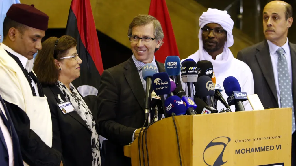 Zmocněnec OSN Bernardino Leon ohlašuje, že se v Libyi podařilo vyjednat vládu národní jednoty