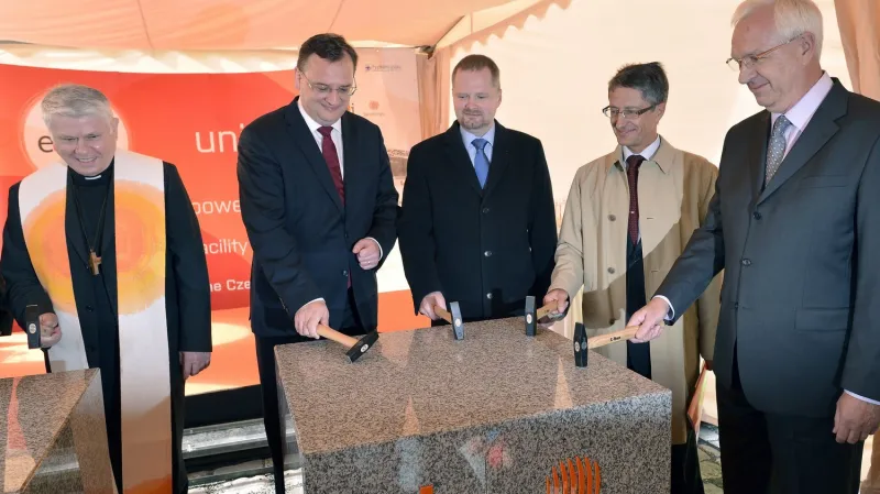 Na základní kámen poklepali biskup Václav Malý, předseda vlády Petr Nečas, ministr školství Petr Fiala, výkonný ředitel ELI Beamlines Vlastimil Růžička a předseda Akademie věd Jiří Drahoš