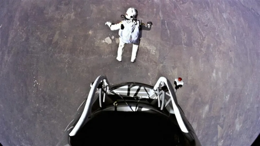 Rakouský pilot Baumgartner vyskakuje ze své kapsle téměř 40 kilometrů nad zemí