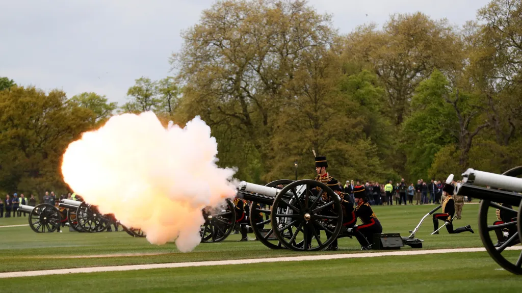 Čestná salva pro Alžbětu II.