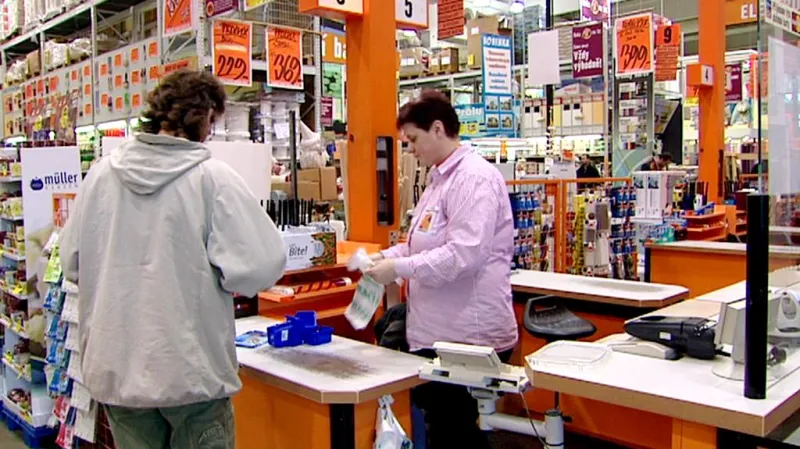 Sněmovna rozhodla, že větší obchody zavřou jen o třech svátcích