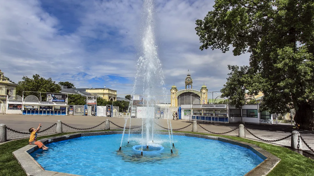 Fontána před areálem pražského Výstaviště