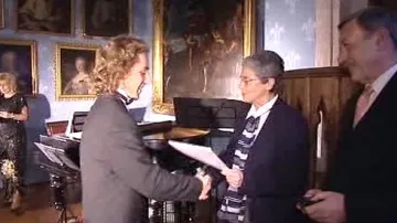 Oceněný student přebírá cenu