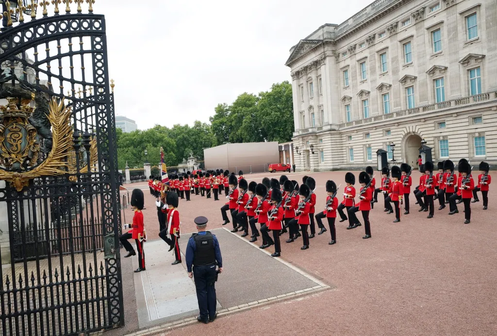 Poprvé od začátku pandemie se u Buckinghamského paláce v Londýně konala výměna stráží
