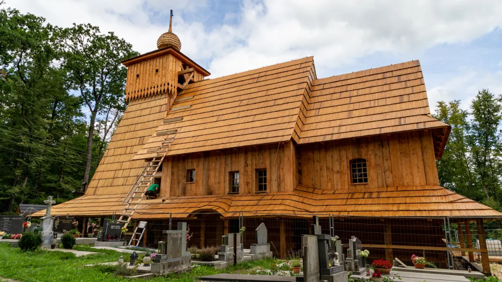 Stavba repliky dřevěného kostela v Gutech