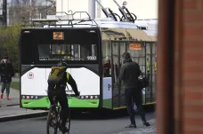 Praha se vrací k trolejbusům. Využít toho chce i Středočeský kraj, některým obcím však vadí troleje