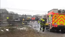 Zásah hasičů na trati po srážce vlaku a nákladního auta