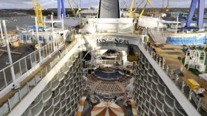 Největší výletní loď světa Oasis of the Seas v doku ve finském Turku