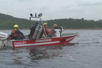 Pod vodou na ně číhají překážky, výcvik trvá roky. V určitých situacích jsou hasiči-potápěči jedinou nadějí