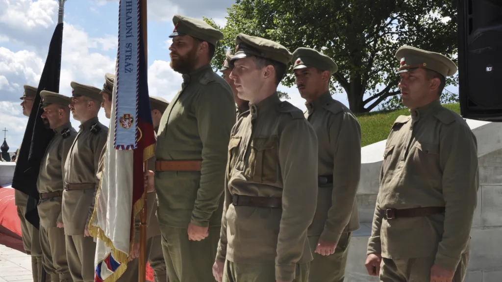 Příslušníci praporu Československé obce legionářské během pietního aktu
