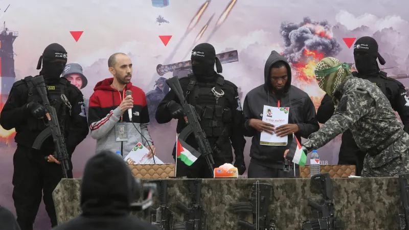 Rukojmí během propagandistické akce palestinských teroristů, která předcházela propuštění zadržovaných