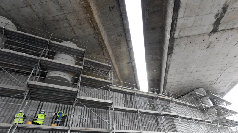 V první fázi opravili dělníci mostní pilíře