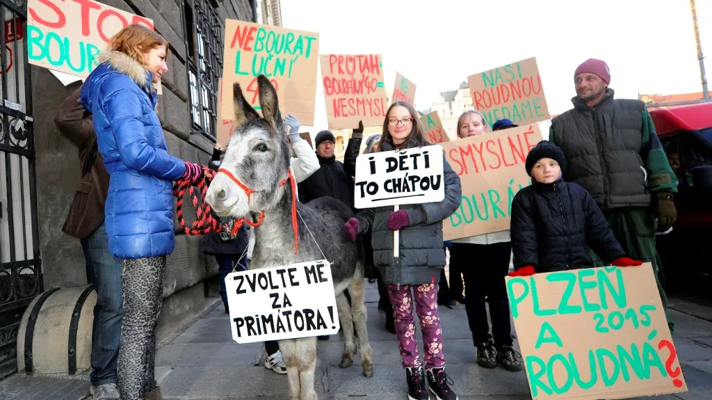 Protest proti výstavbě průtahu plzeňskou částí Roudná