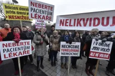 V Ostravě lidé demonstrovali za záchranu orlovské nemocnice. Žádají odstoupení náměstka hejtmana pro zdravotnictví